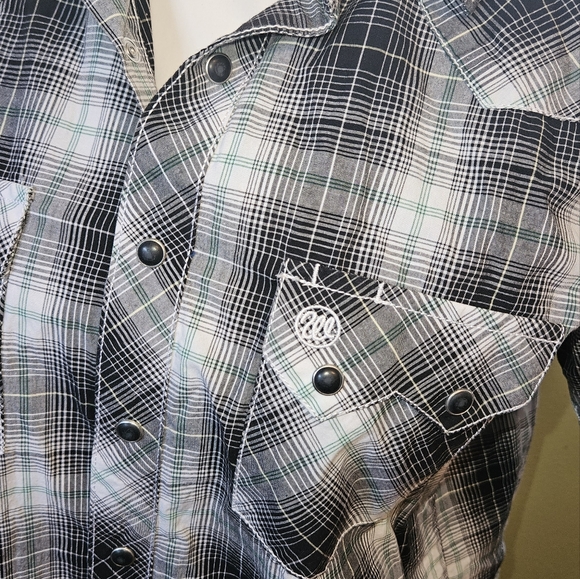 Wrangler Retro size medium short sleeve button down with black snaps. - Picture 2 of 9